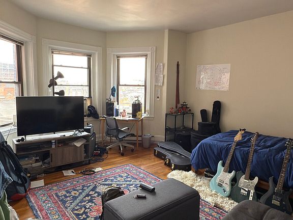 3rd image of 913 Boylston St APT 6