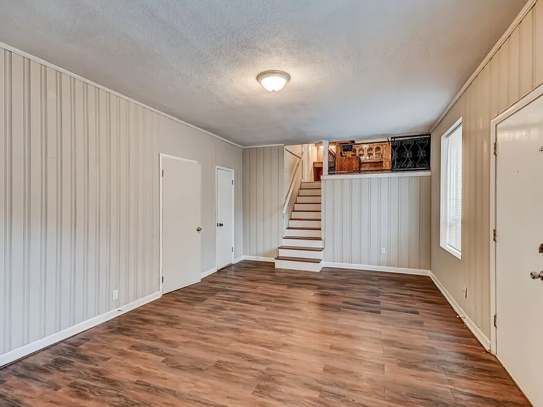 909 Winchester Dr — Photo 7