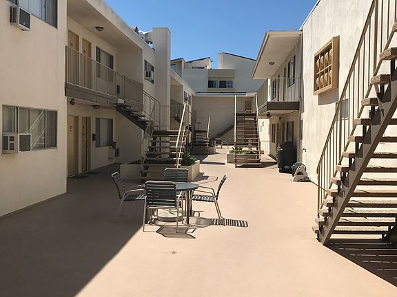 3rd image of 5303 Yarmouth Ave APT 204