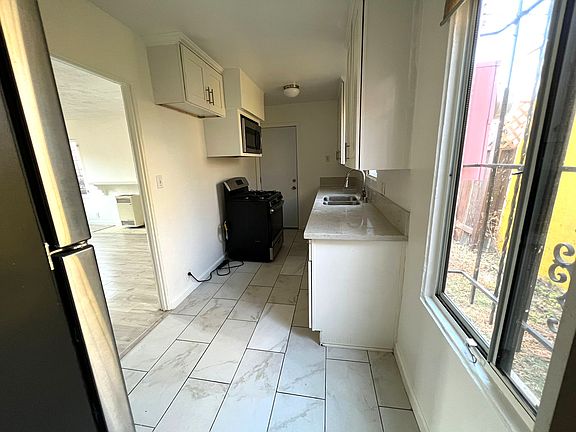 4th image of 1117 N Gardner St