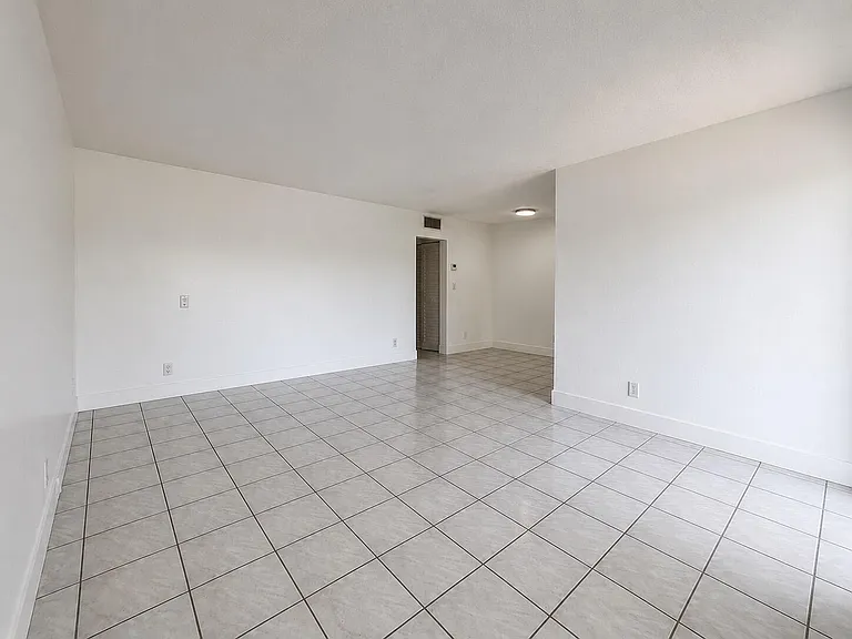 1857 Jefferson St #304 — Photo 4