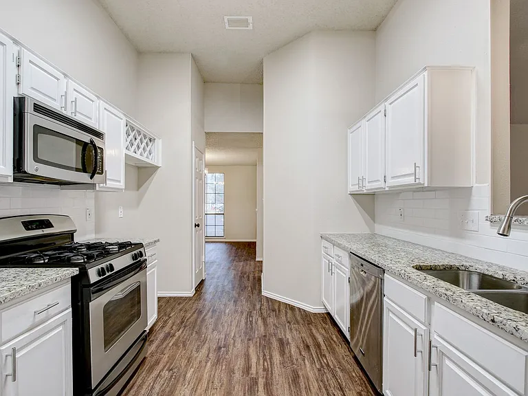 11823 Adriana Maria — Photo 13