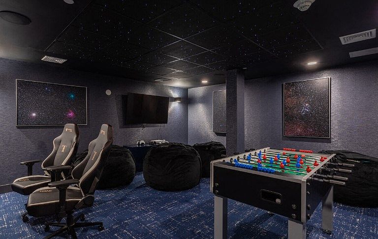 Lounge & Game Area