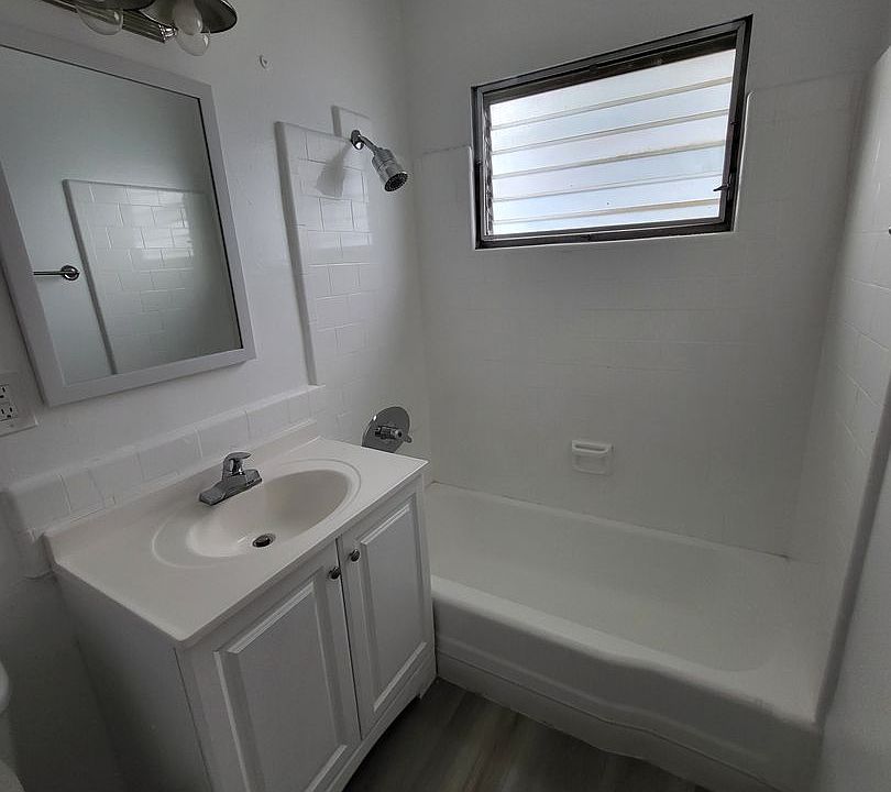 2nd image of 13437 Victory Blvd #19