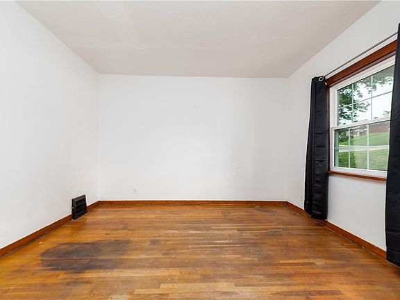 4th image of 922 Broadway Ave