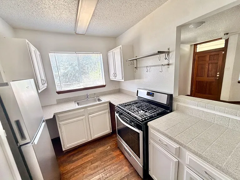 1615 W 11th St — Photo 3