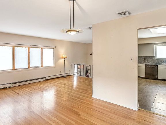 5th image of 1275 Bruce St