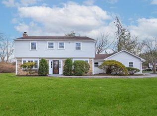 18 Mapleshade Ln, Stony Brook, NY 11790