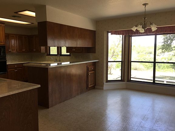 4th image of 725 Country Creek Ln