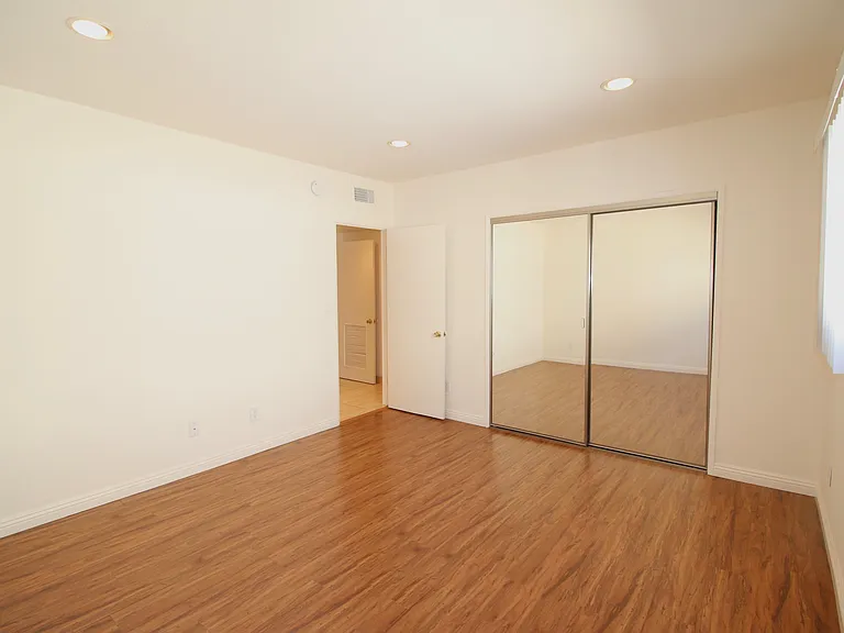 Nordhoff Apartments — Photo 6