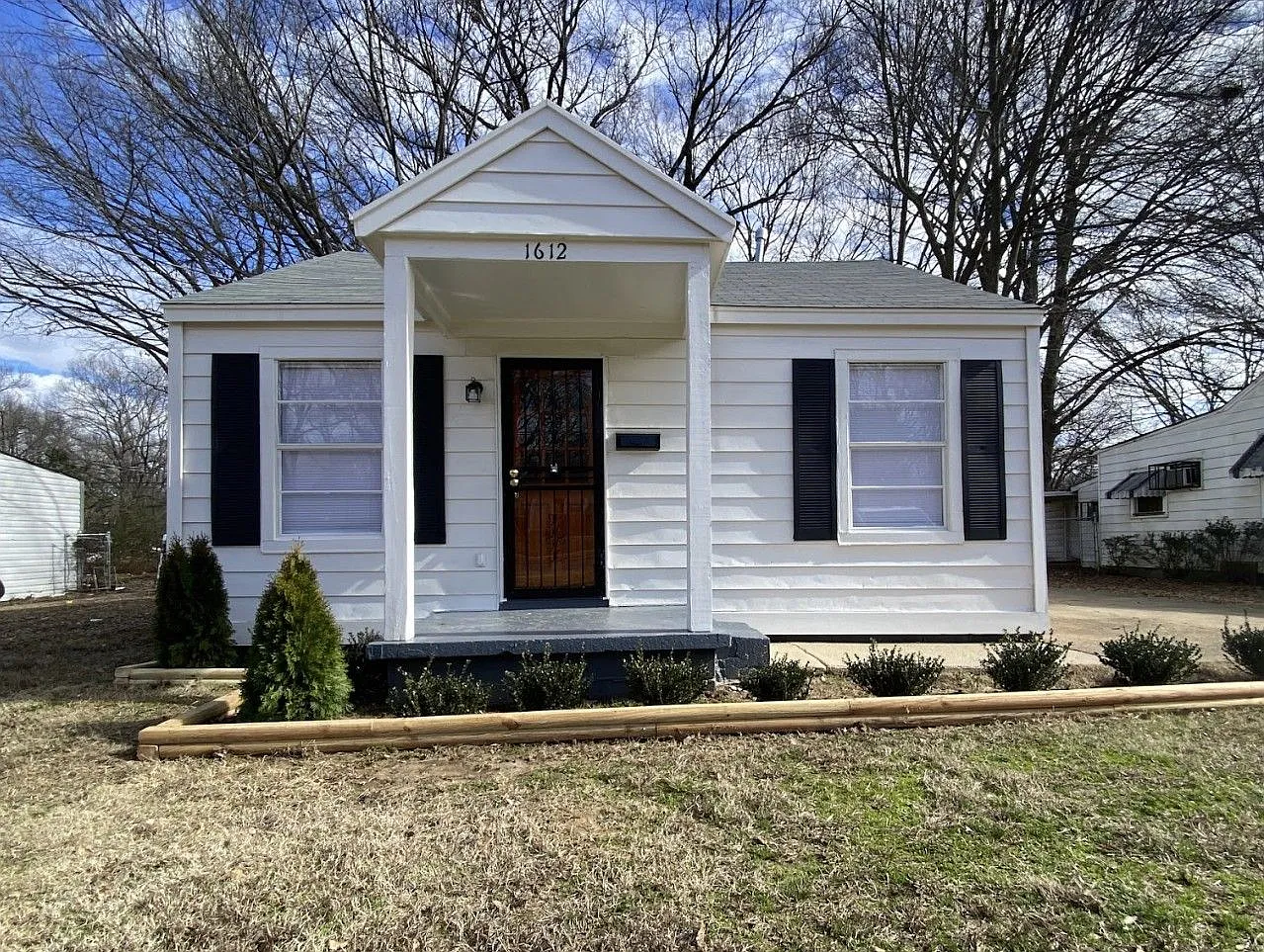 1612 Robin Hood Ln — Photo 1