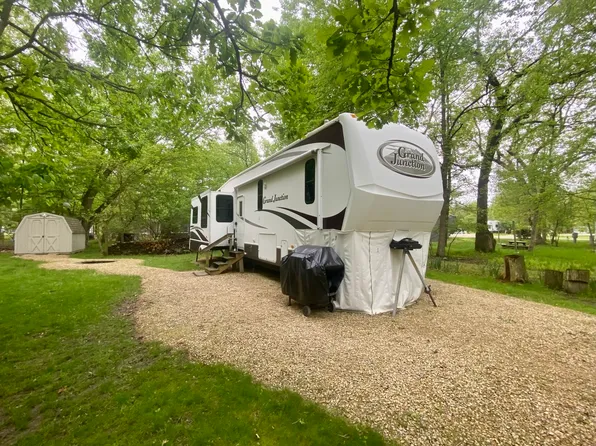 3/236 Woodhaven Dr E, Sublette, IL 61367