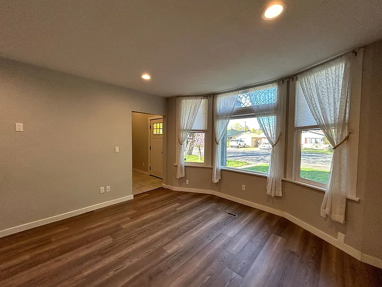 302 S Anderson St — Photo 3
