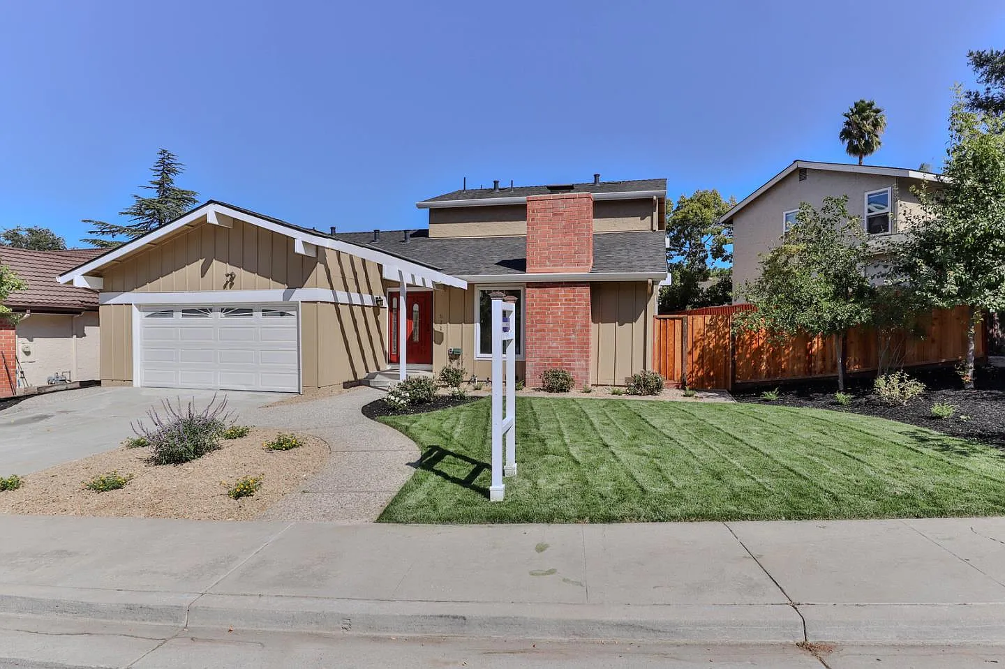 511 Weybridge Dr photo 1