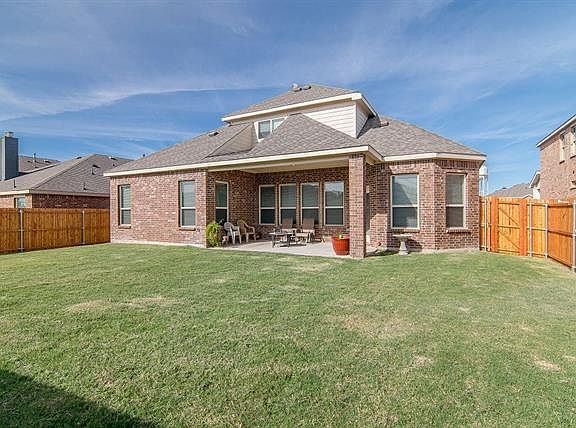 3rd image of 1409 Clayton Ln