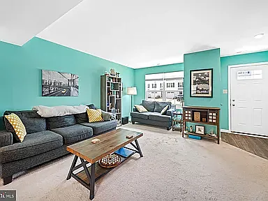 3 bed, 2.5 bath, 1225 sqft, $2,300 — Photo 2