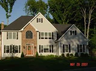 24 Spicebush Ln, Huntington, CT 06484