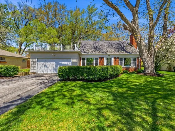330 W Manor CIRCLE, Bayside, WI 53217