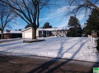 266 12th St SE, Sioux Center, IA 51250