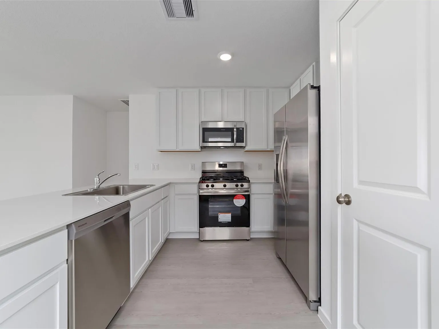 3 bed, 2.0 bath, 1311 sqft, $2,350 — Photo 4