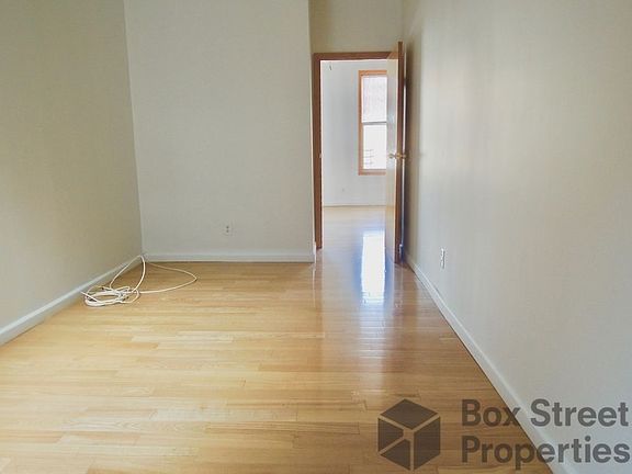 2nd image of 274 Nassau Ave APT 3L