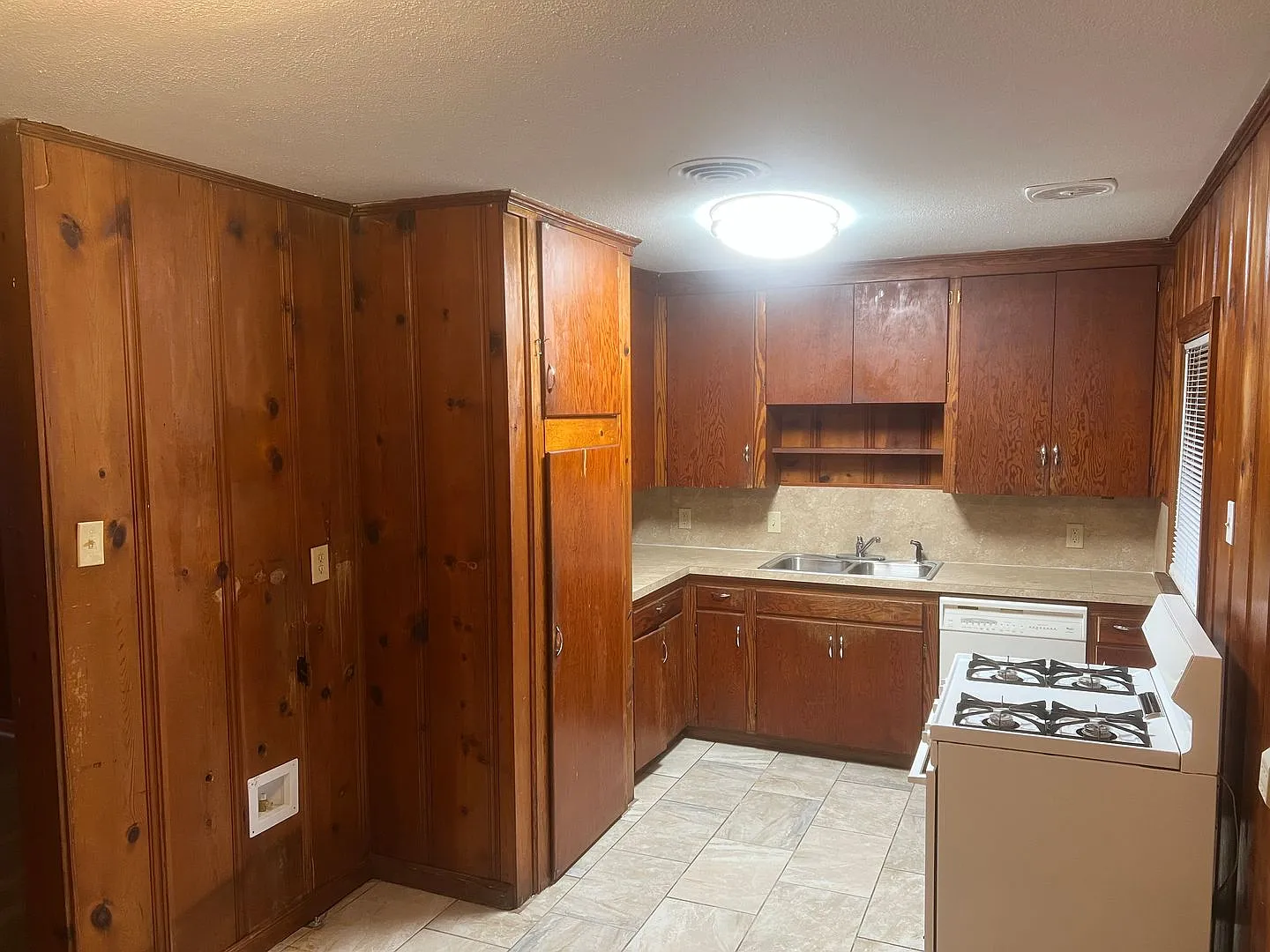 Charming 3 Bed 1 Bath Home — Photo 4