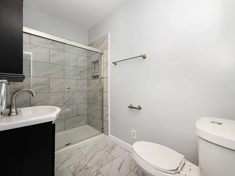 E. Walnut Hills - Cute 2 Bed In Upper Of 2 Family — Photo 19