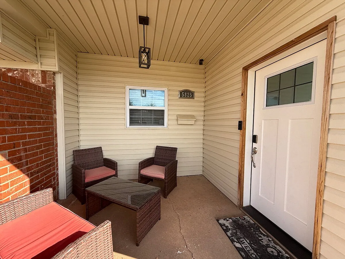 3 bed, 2.0 bath, 1846 sqft, $2,300 — Photo 3