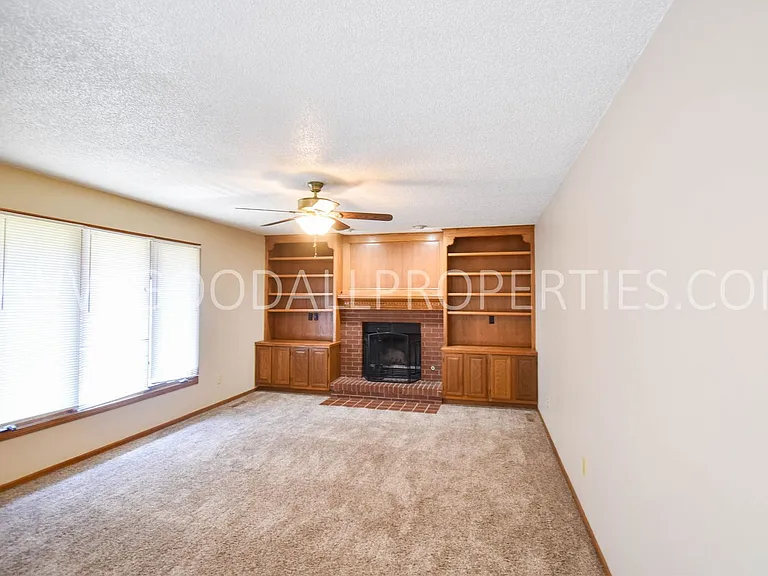 1104 Prairie View Dr — Photo 3