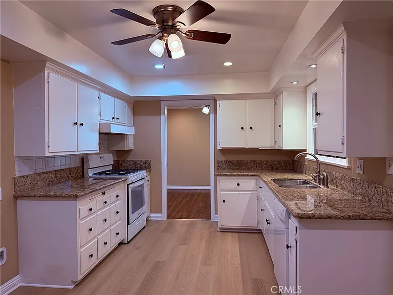 1447 S Valley Center Ave — Photo 12