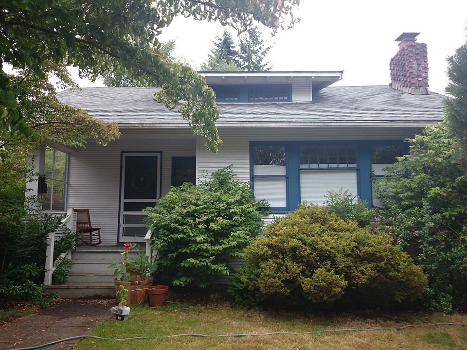2nd image of 2721 39th Ave SW