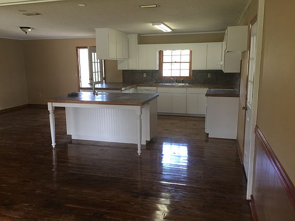 Kitchen & dining area