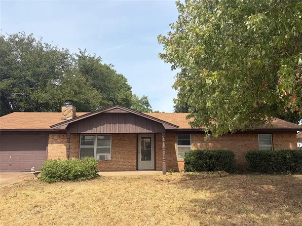 1104 Hillcrest Dr, Waurika, OK 73573