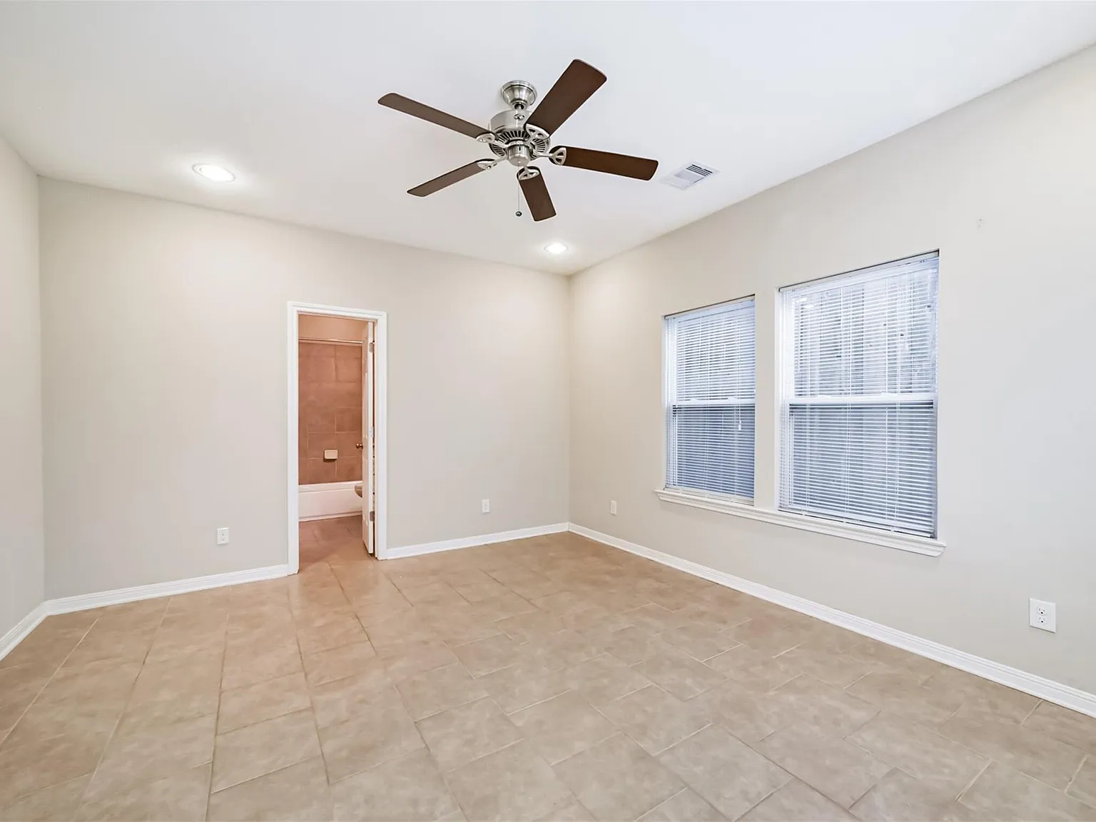 2 bed, 2.5 bath, 1648 sqft, $1,890 — Photo 2