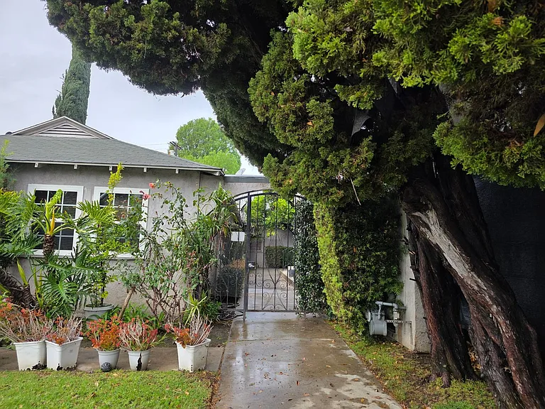 5547 Woodman Ave — Photo 1