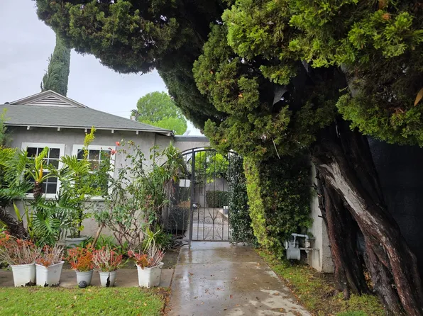 Stunning 2-bedroom 2nd floor apartment with garage parking!, 5547 Woodman Ave, Van Nuys, CA 91401