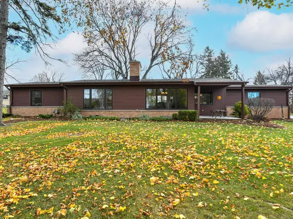 8409 West Hillview DRIVE, Mequon, WI 53097