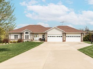 1061 Oak View Ct, Tipton, IA 52772