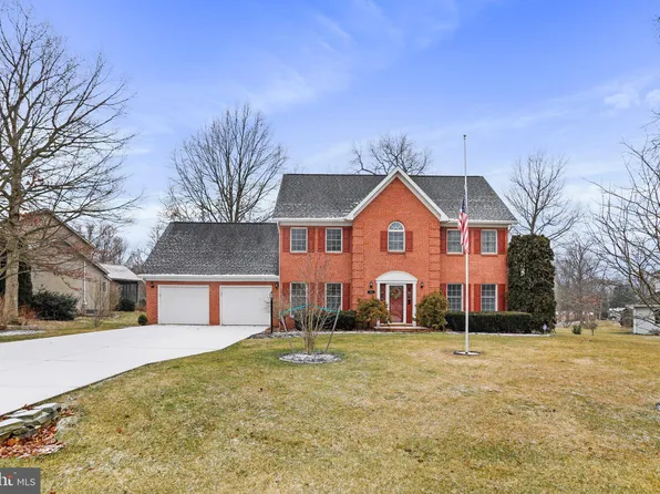 6764 Fairway Dr E, Fayetteville, PA 17222