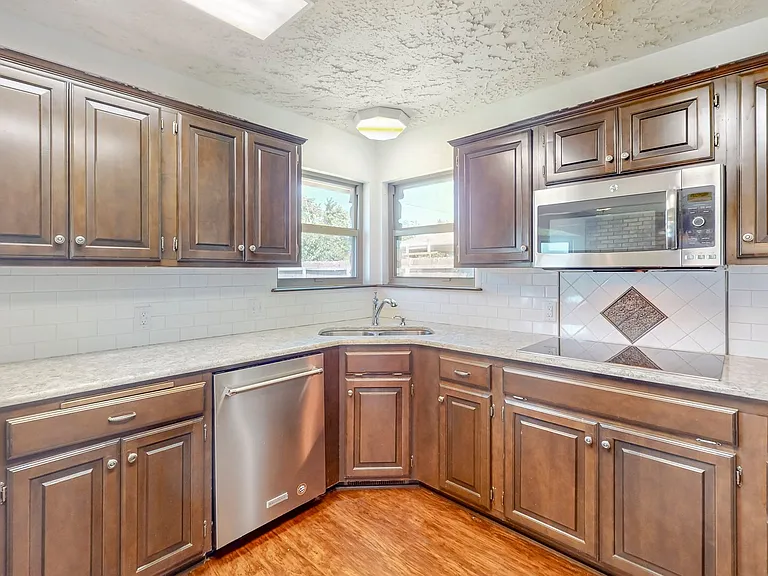 4004 S Maple Ave — Photo 8