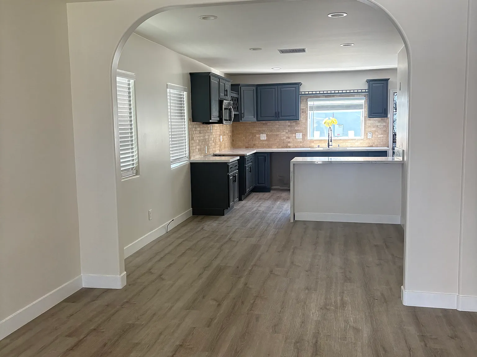 3 bed, 1182 sqft, $3,800 — Photo 2