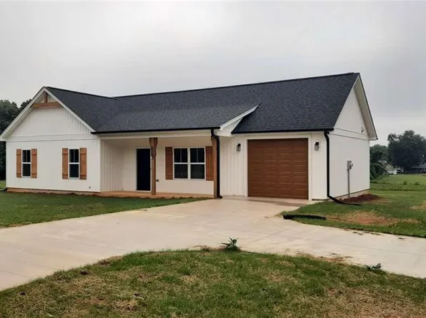 1019 Kennedy St, Yadkinville, NC 27055