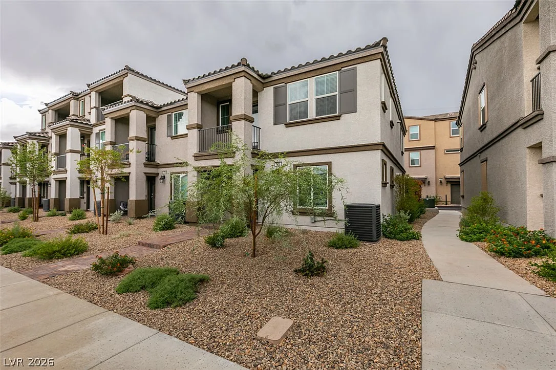 3 bed, 2.0 bath, 1376 sqft, $1,895 — Photo 3