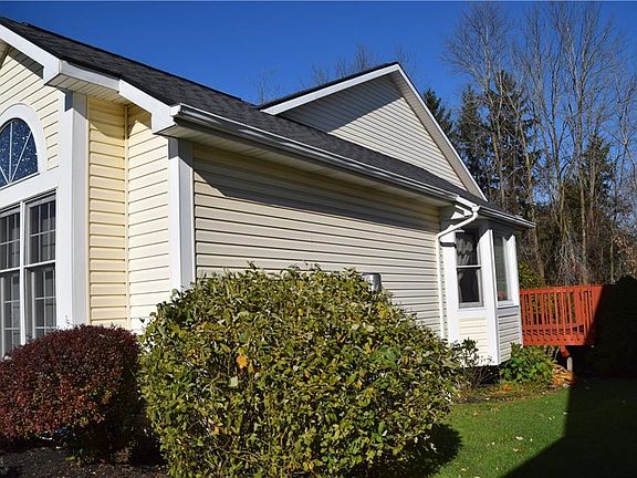 4th image of 10 Lilly Pond Cir