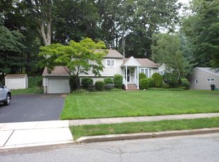37 Hickory Ln, Waldwick, NJ 07463