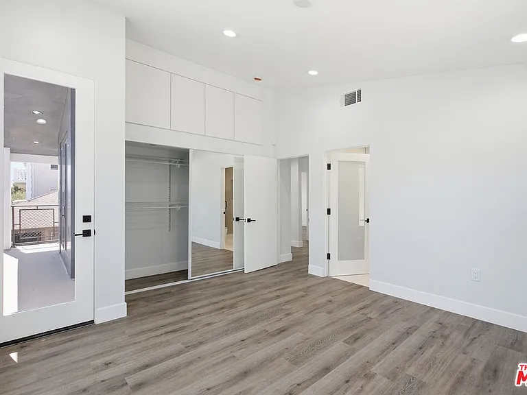 11611 Burbank Blvd — Photo 17