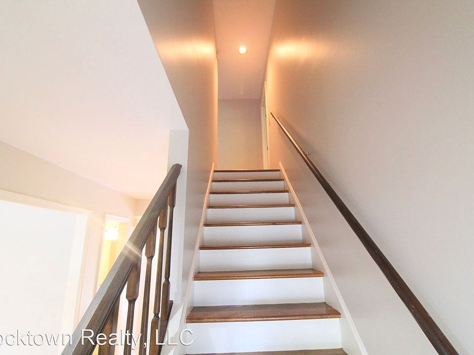 1st image of 662 White Oak Cir