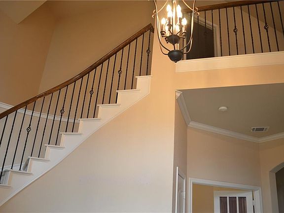 3rd image of 2827 Oak Glen Ct