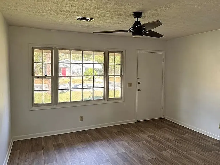 808 Glendale Ave — Photo 2