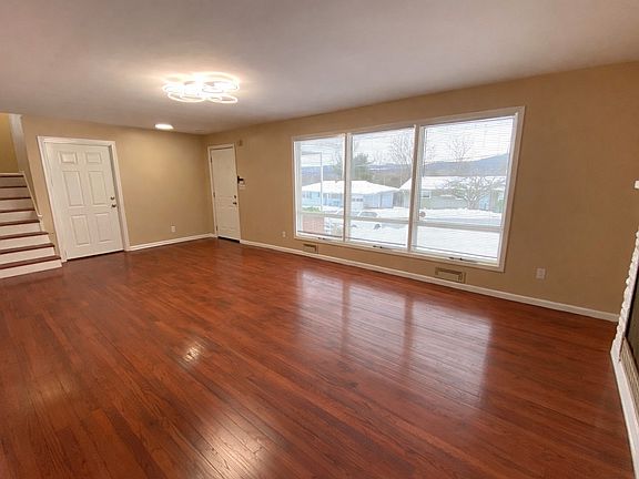 3rd image of 6 Canterbury Dr